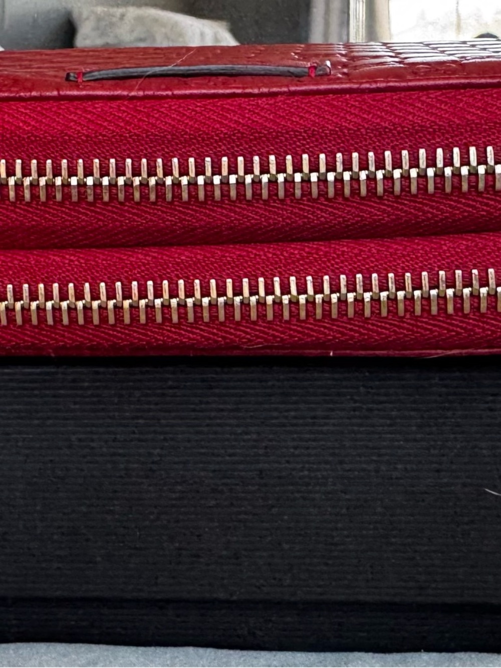Gucci Embossed GG Leather Travel Wallet with handle in Cherry Red - Picture 3 of 8